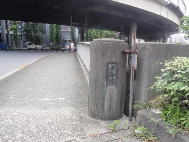 かつてこのあたりに白鳥池があり、それがが橋の名前の由来