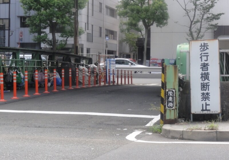 歩いてわたれないので残念。