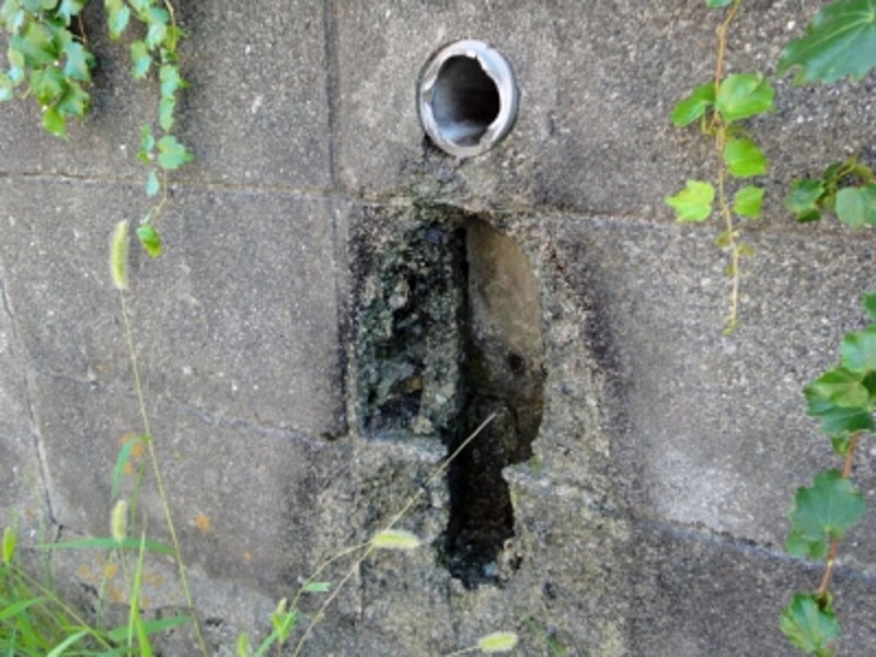 水抜き穴の回りが欠落した擁壁