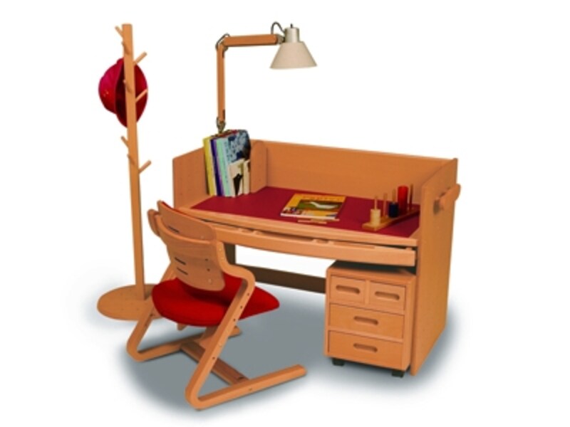 机も椅子も5段階に調整可能。落ち着いた姿勢で机に向かえます
