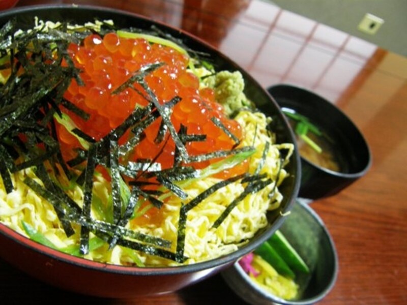 色鮮やかな「錦(にしき)丼」