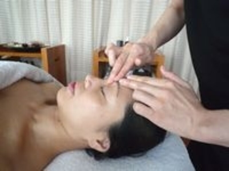 目の周りのマッサージ