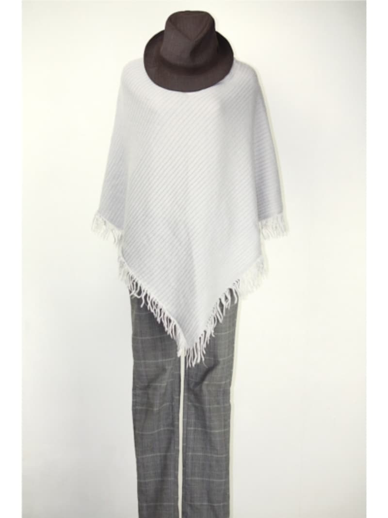 ポンチョ・ケープを着こなすためのボトムの選び