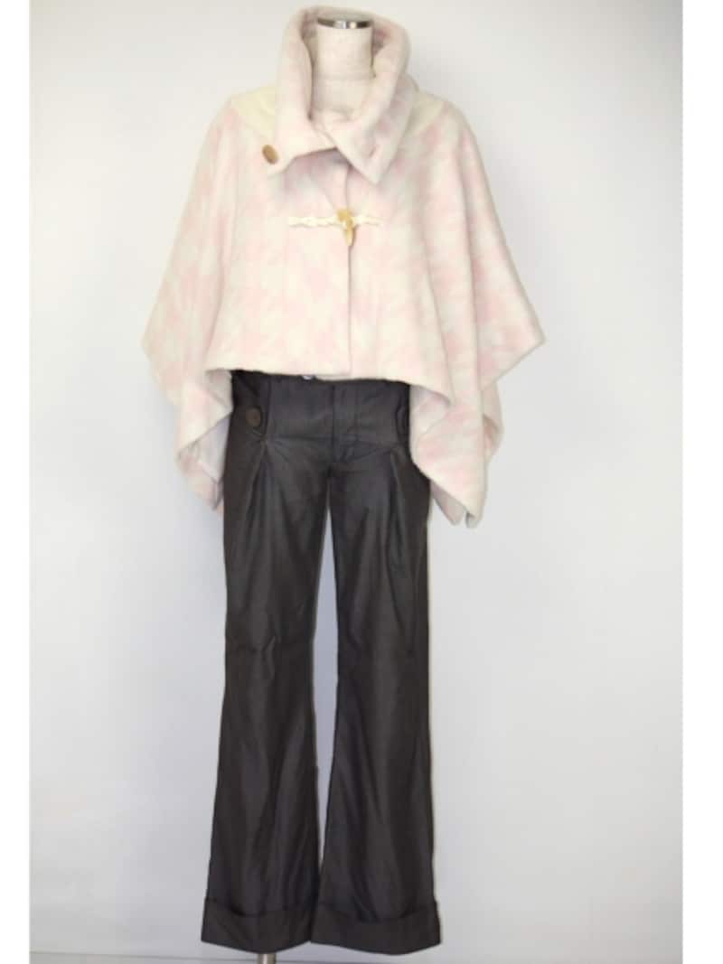 ポンチョ・ケープを着こなすためのボトムの選び