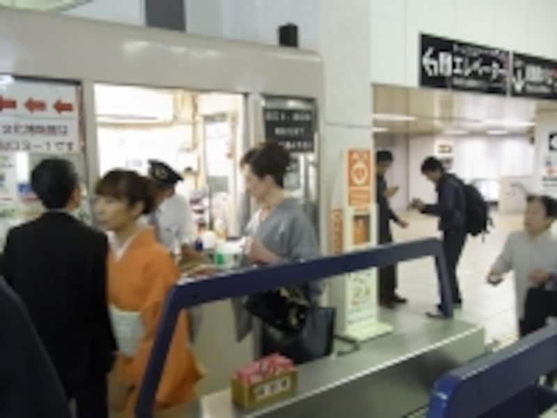 黒柳さん地下鉄に乗る