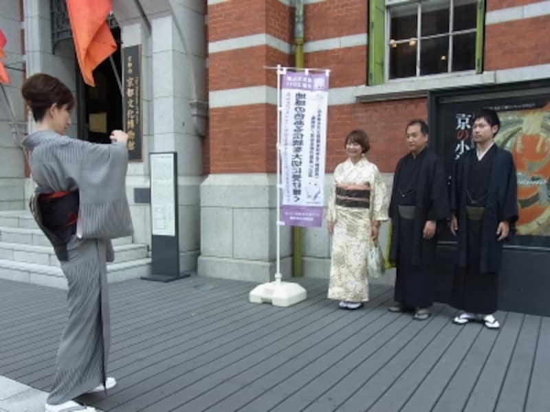 男性の着物姿を取る黒柳さん