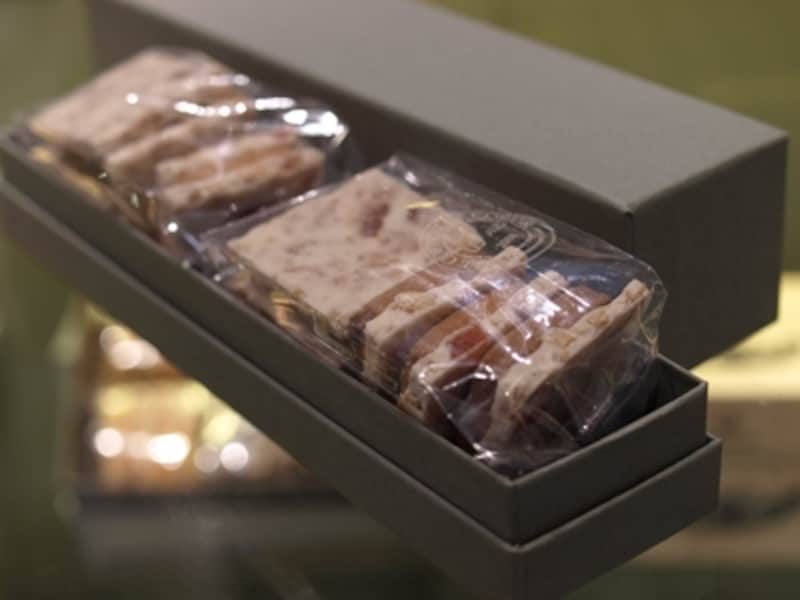 テラスモール湘南店限定 「塩ショコラ -ドライフルーツトマト」価格:1箱10枚入り 1,260円(税込)