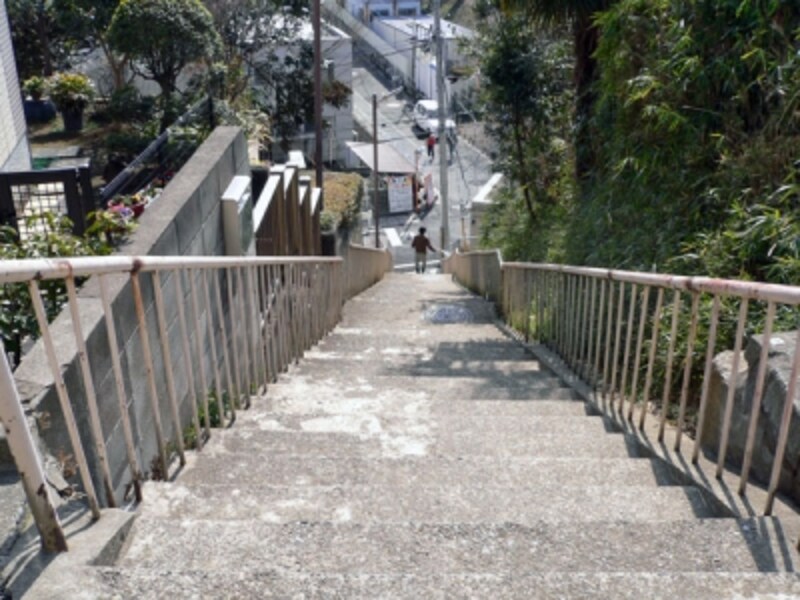 住宅地の長い階段