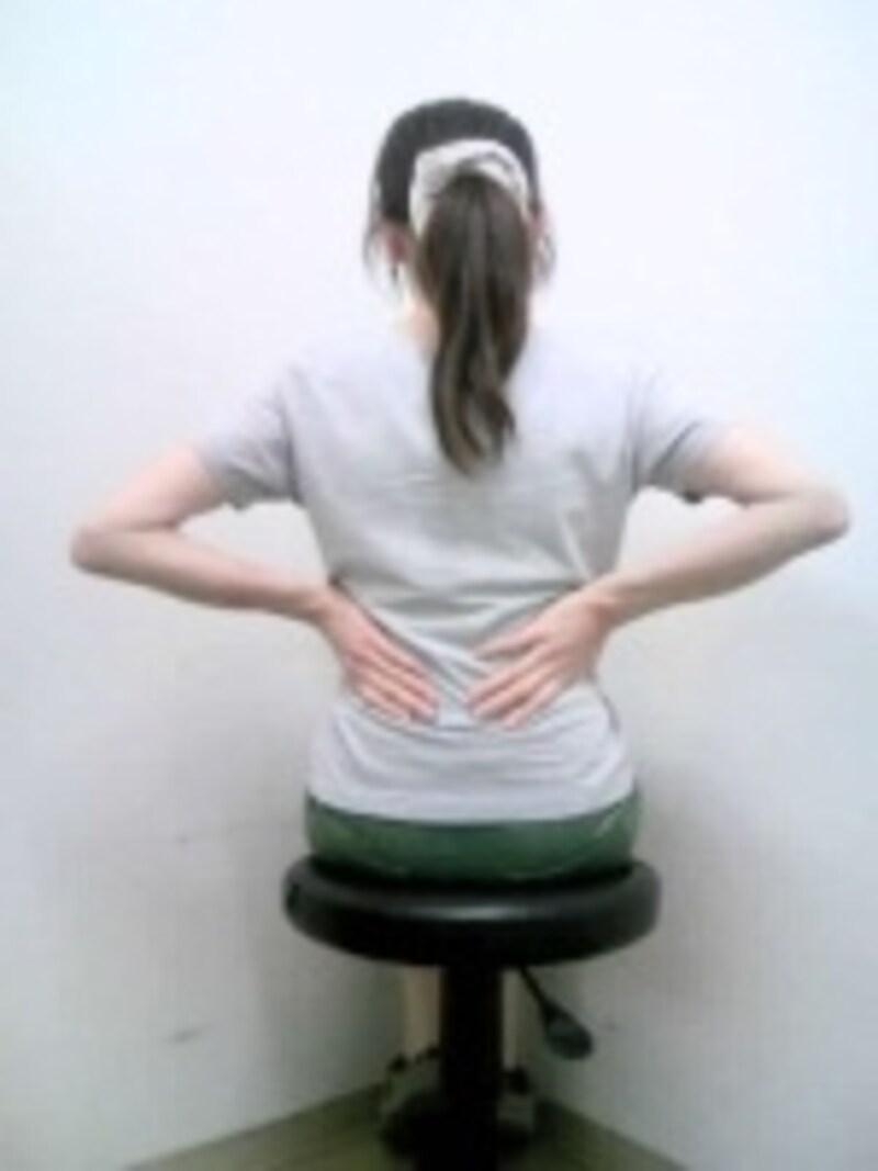 腰を反らせすぎないためにもオヘソの向きを意識してください