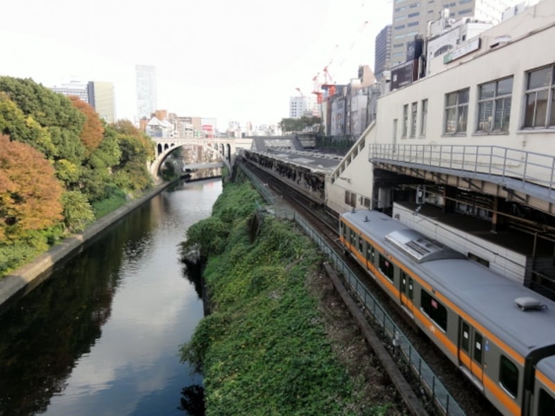 お茶の水橋からの景色は神田川の中でも絶景ポイントのひとつ。