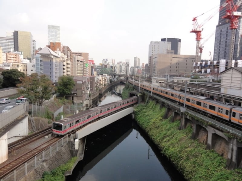 JRと東京メトロ丸ノ内線が交差するユニークなポイント