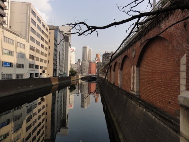 高架を電車が走っている