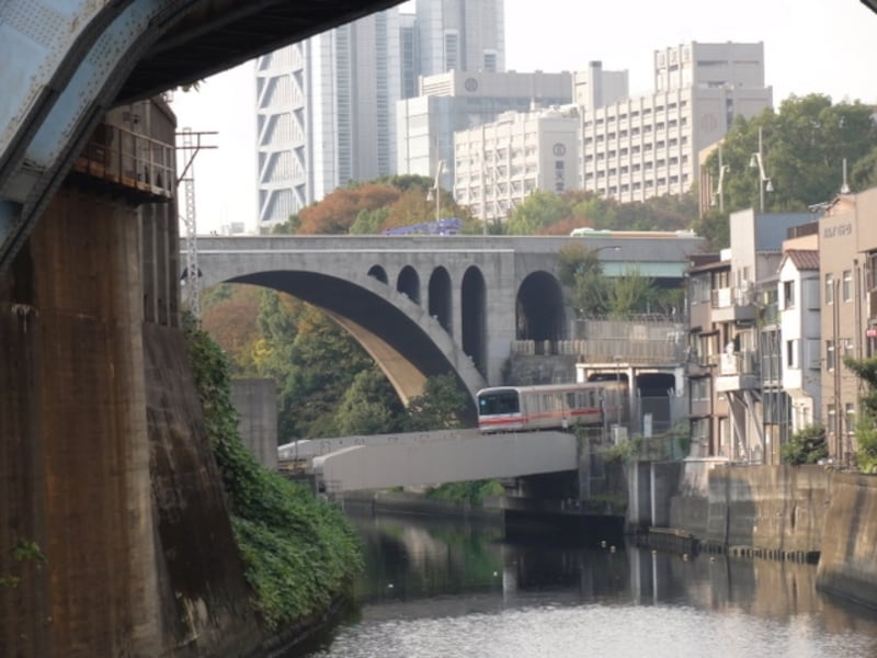 丸ノ内線がトンネルから出てきた