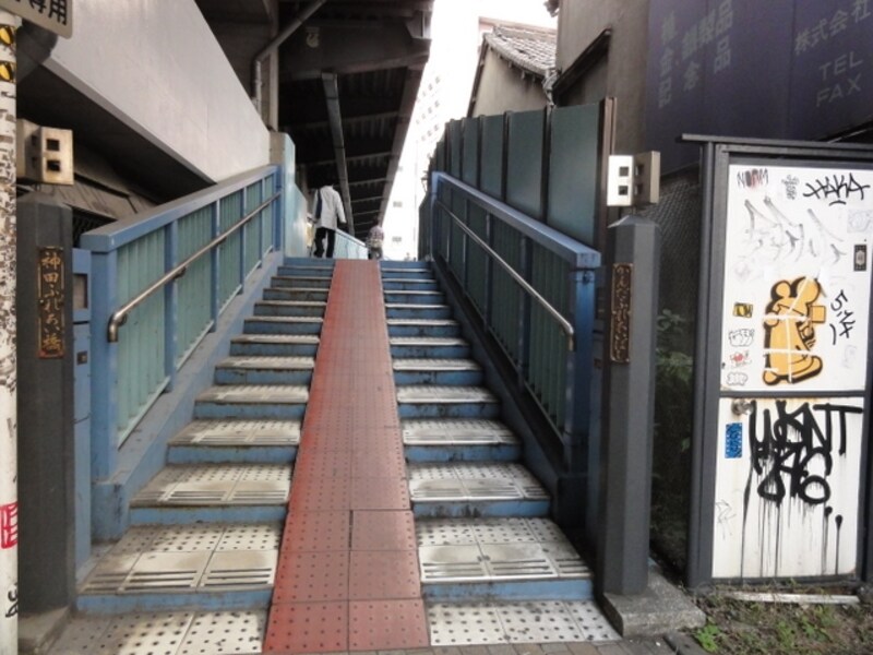 人と人がすれ違うときふれあいそうになるほど狭い
