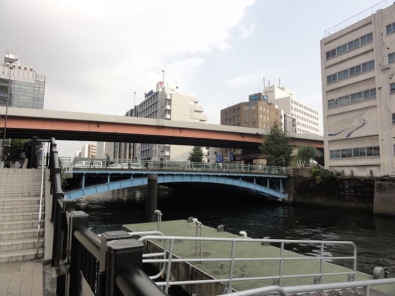 長さ35.8m、幅44ｍの鋼橋。