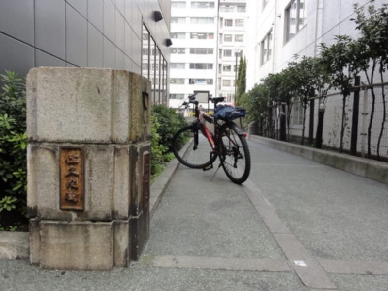 かつてこの下は川だった