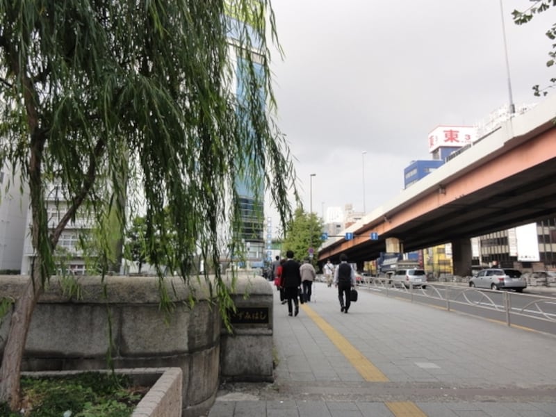 和泉橋の南側は柳原土手と呼ばれる土手が神田川沿いに続いていた