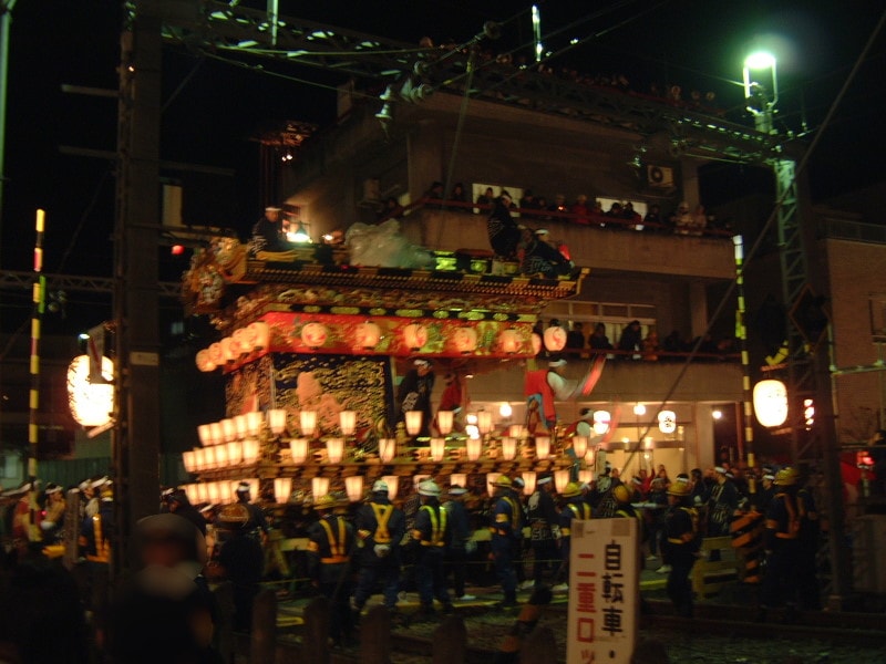 秩父夜祭(17)/秩父鉄道の踏切を渡る中町屋台