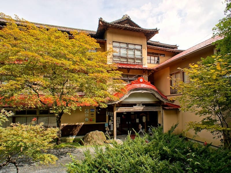 鉛温泉藤三旅館旅館部玄関