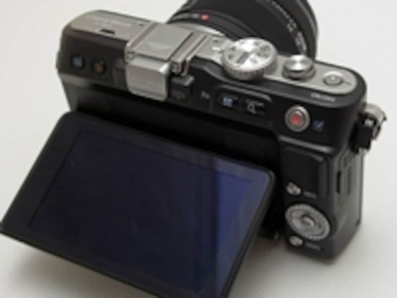 背面のボタンレイアウトは可動式LCDのせいか、やや散漫な印象