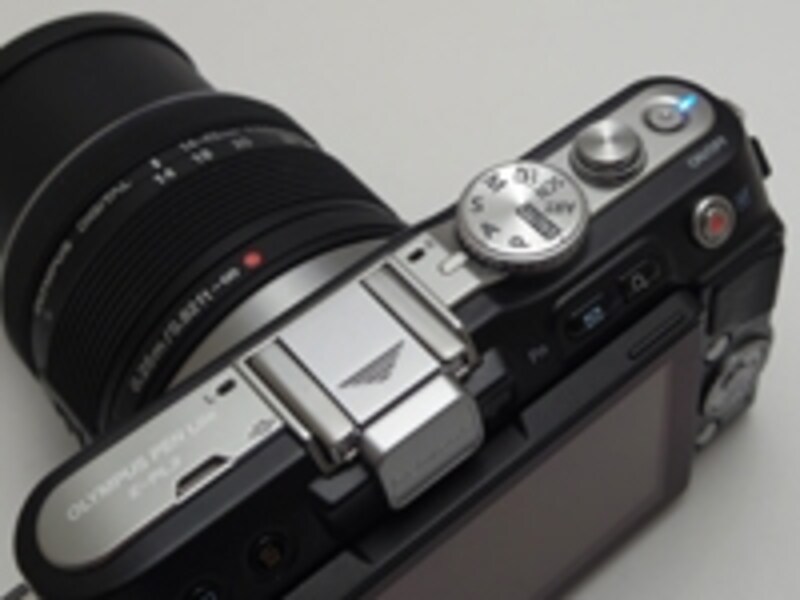 本体のみの厚さは37.3mm。グリップがなくなり、フラットになって格納性は上がった