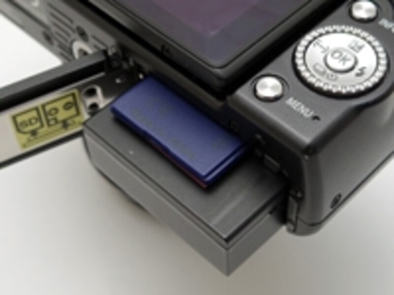 バッテリー「BLS-1」（5000円程度。編集部調べ）が使えるようになった