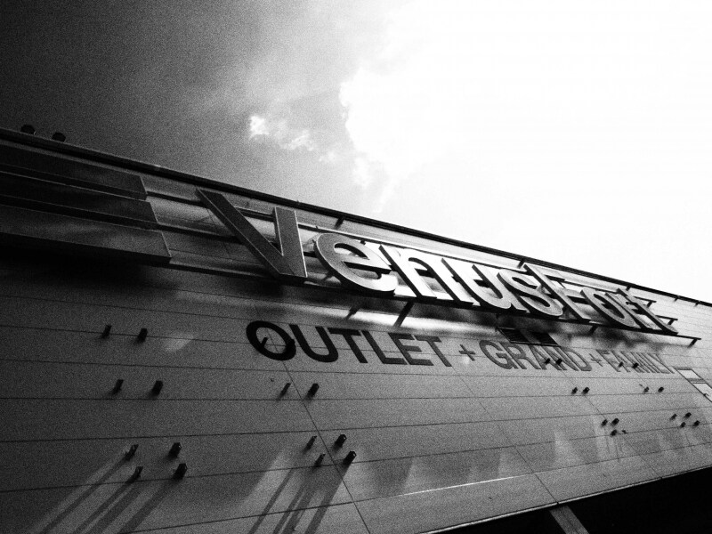 アート気分の画像がさくっと撮れるアートフィルター（画像はラフモノクローム。画像クリックで実写画像表示）