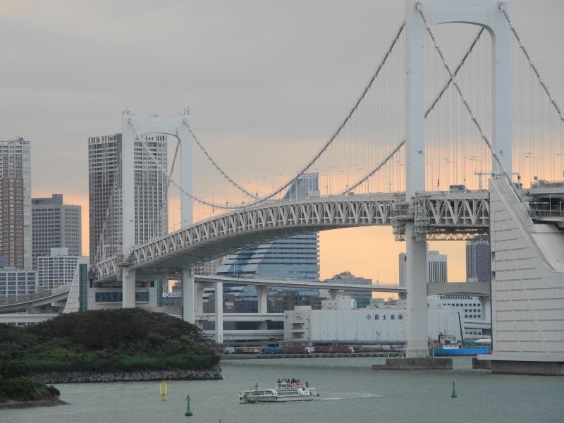 28-200mm相当の望遠端ならレインボーブリッジもここまで寄れる（画像クリックで実写画像表示）