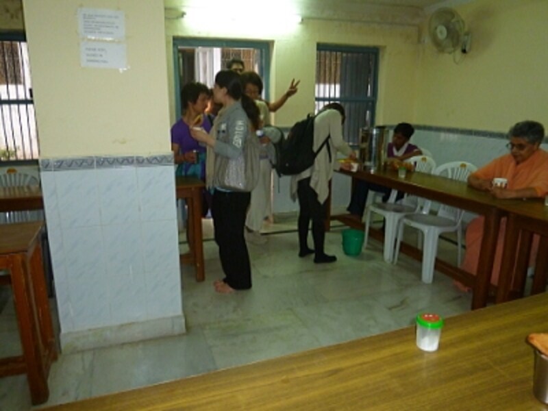 一列に並び、サラダ、カレー、ご飯、ドーサ、スープなどをよそってもらいます