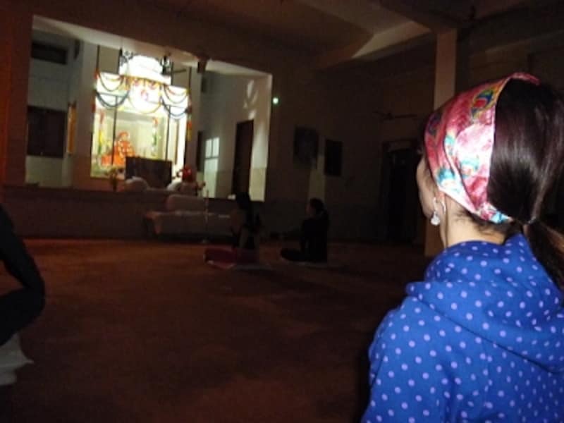 真ん中にスワミの銅像があり、ちょっと驚きます