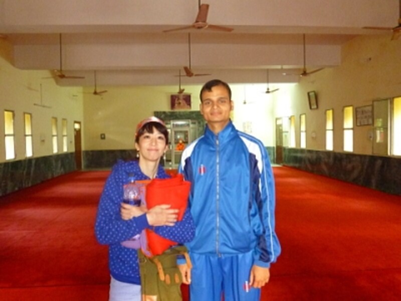 先生は朝、夜と交代しますが、男性の先生のみのようです