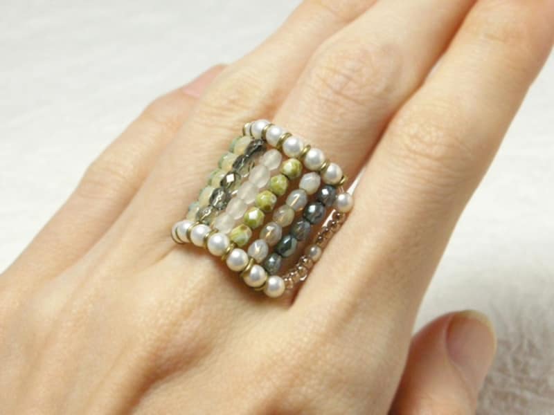 七色ビーズのモザイクプレートリング