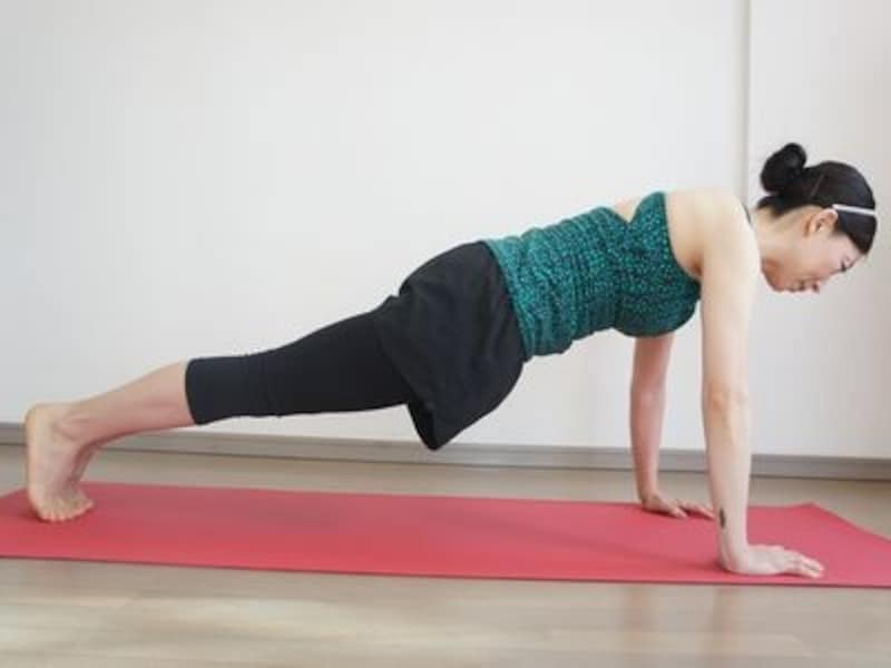 頭からかかとまで一直線に