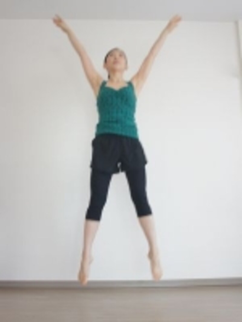 腕と脚を広げながらジャンプ