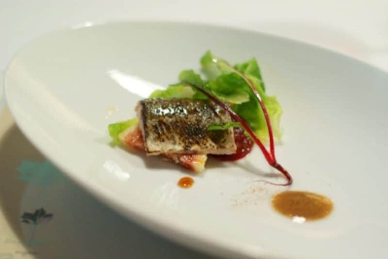 Cololabis e salsa di suo fegato con fichi e barbabietola