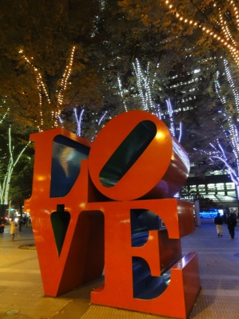 「ＬＯＶＥ」そのものが光るわけではないが、なんとも幻想的だ