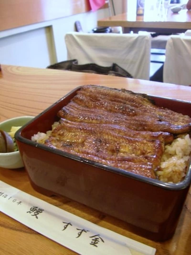 箸袋の表には創業年の表記。裏には漱石とのつながりが……。