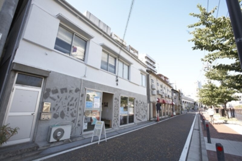 様々なアーティストがアトリエを構え、自由に創作活動しています。