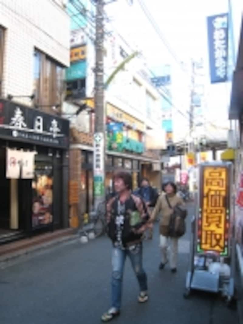 飲食店中心の商店街