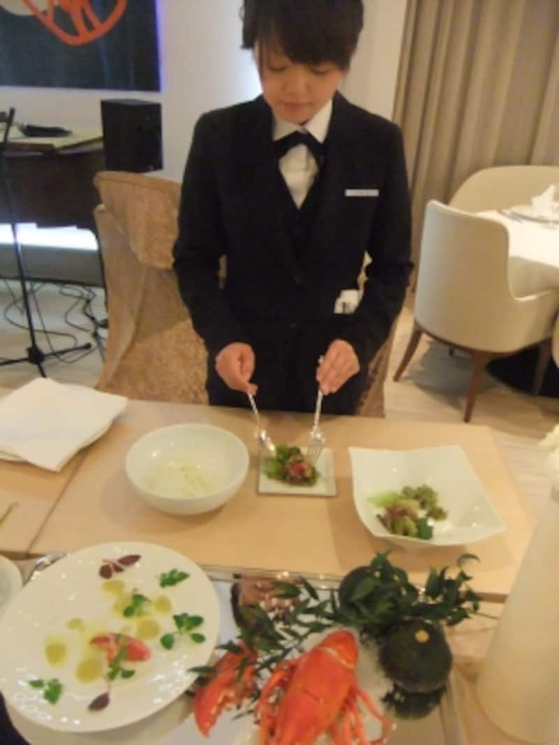 目の前のワゴンから前菜をサーブ