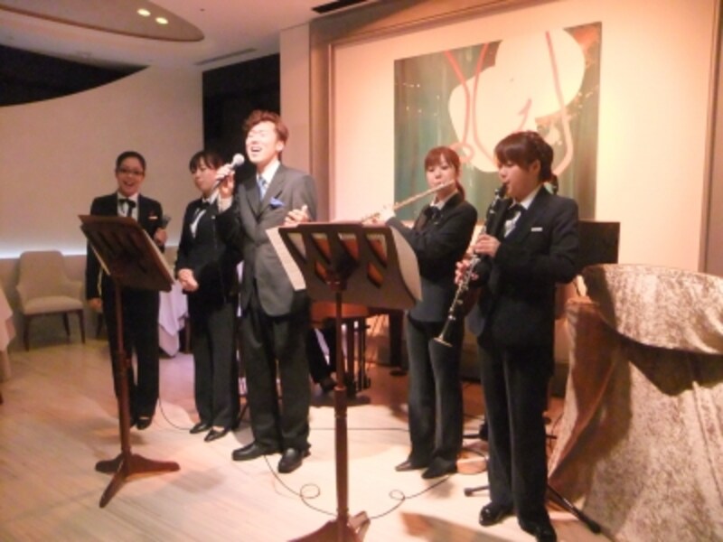サービスをしていたスタッフ達が見事な演奏を