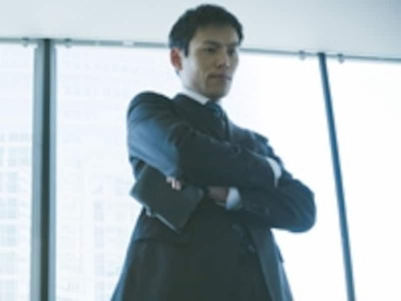 腕組みする男性