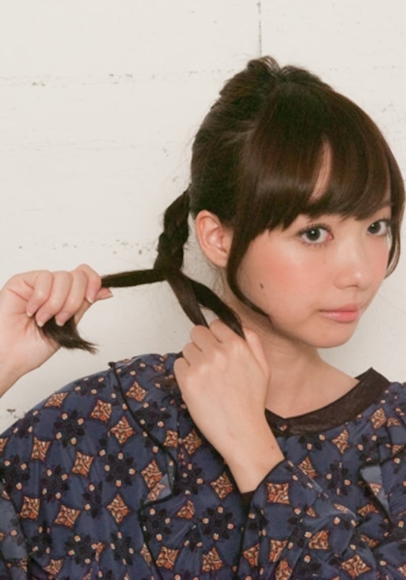 毛先までしっかりとみつあみし、小さめの輪ゴムでとめる