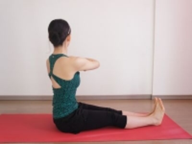 ゆっくりねじって脇腹シェイプ！