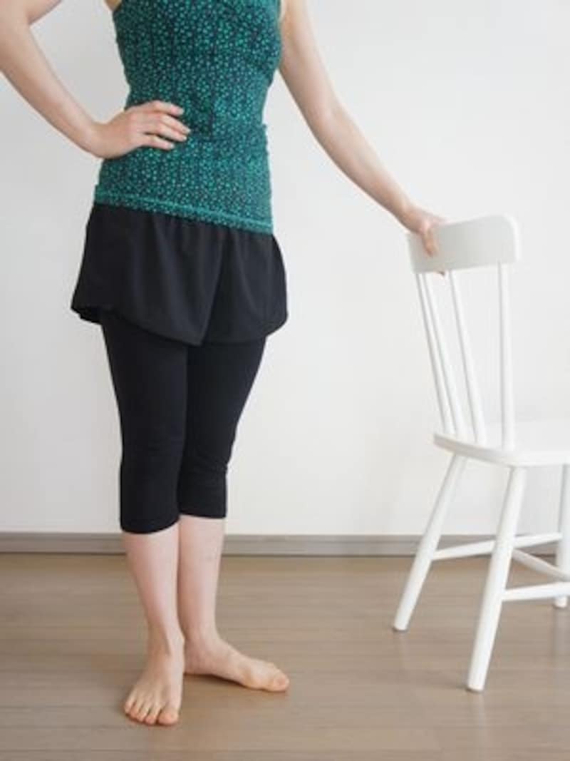 脚の内側をピッタリつける