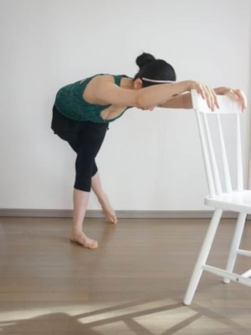 脚を交差させながら下ろす