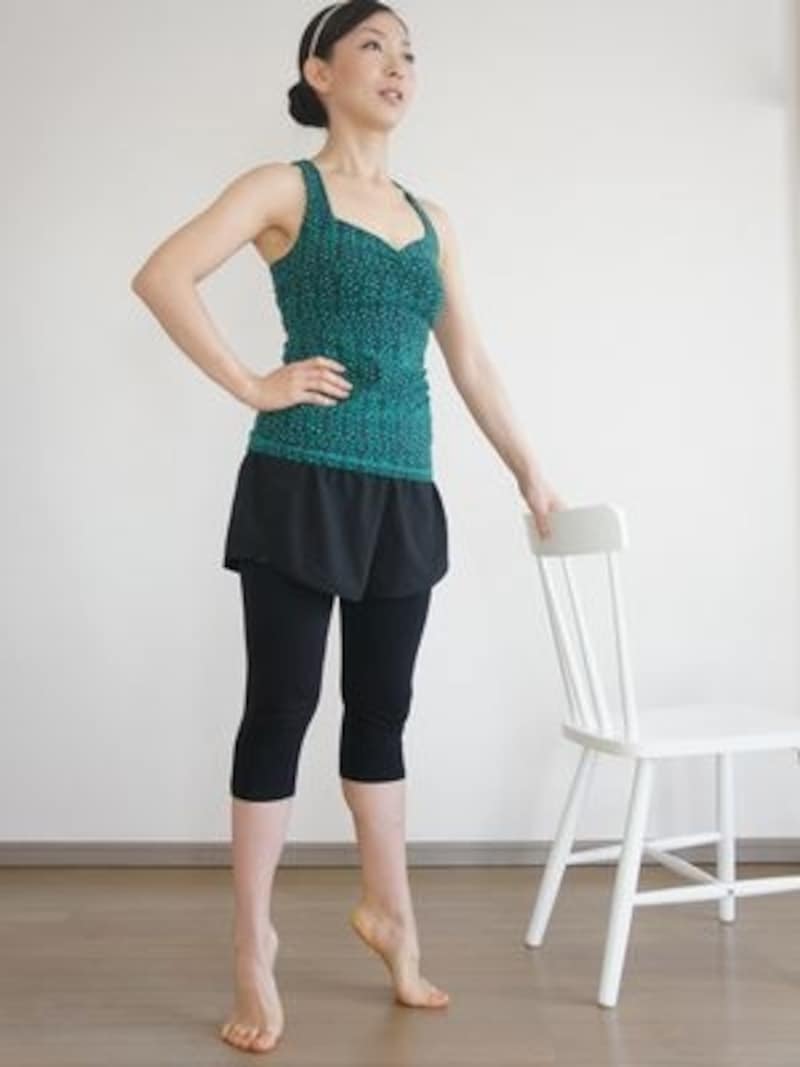 体を引き上げるようにかかとをアップ