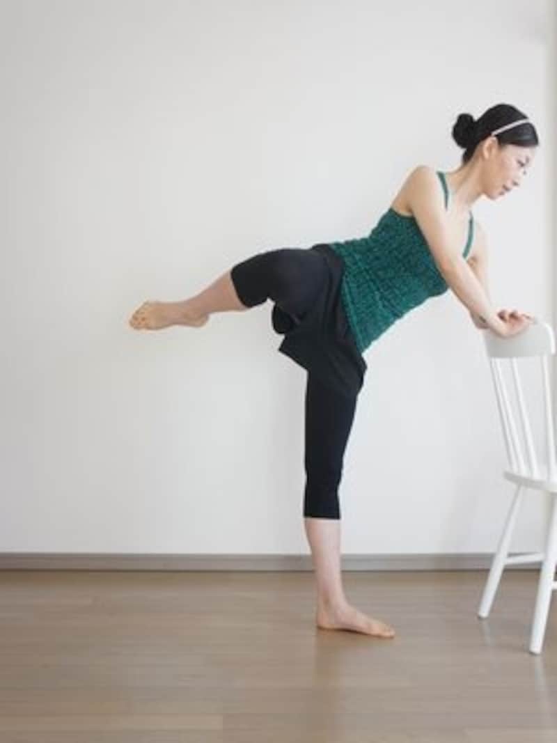 軸にしている脚はまっすぐに