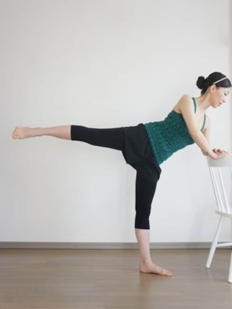 ひざの高さは変えずに伸ばす！