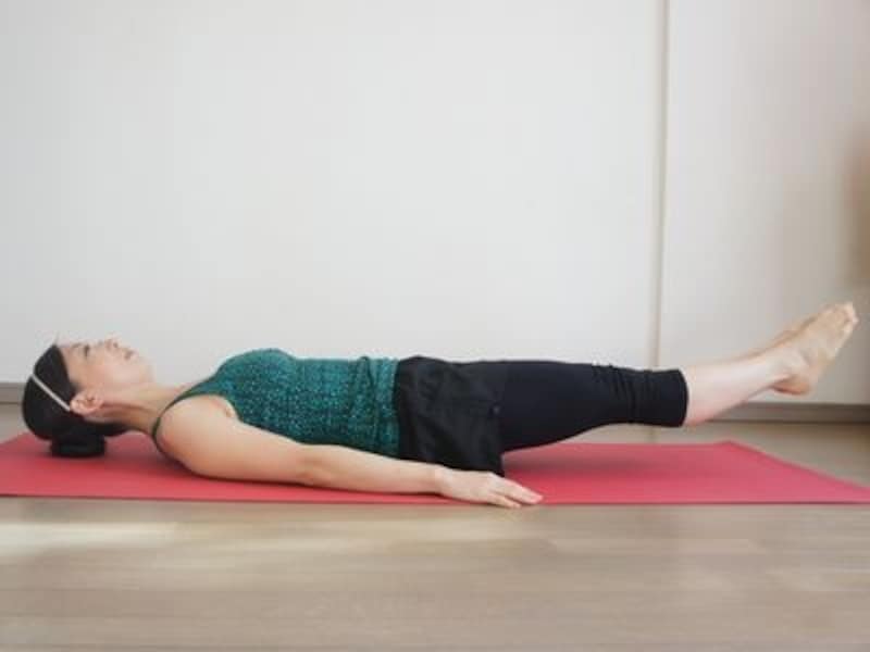 脚の重みを腹筋で支える！